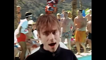 Difuminar chicas y chicos cogiendo parklife