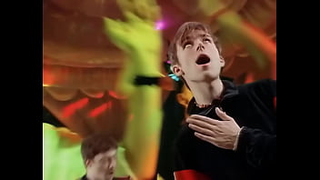 Difuminar chicas y chicos cogiendo parklife