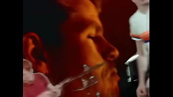 Difuminar chicas y chicos cogiendo parklife