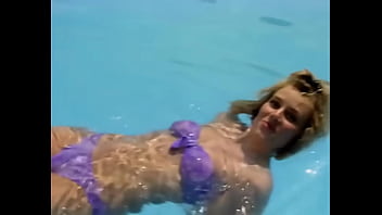 Difuminar chicas y chicos cogiendo parklife