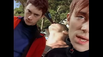 Difuminar chicas y chicos cogiendo parklife