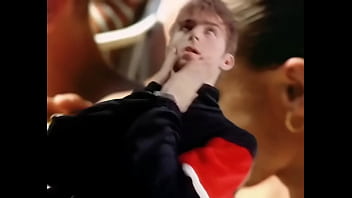 Difuminar chicas y chicos cogiendo parklife