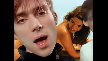 Difuminar chicas y chicos cogiendo parklife