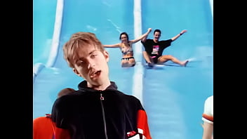 Difuminar chicas y chicos cogiendo parklife