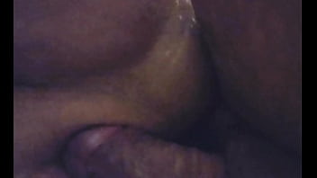 Me encanta como gime la vecina mientras le meto la verga sin condon