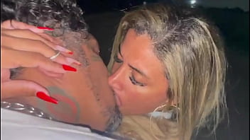 Esposa faz fã goza 3 vezes esfregando gostoso sem camisinha sexo oral na frente de todos em público