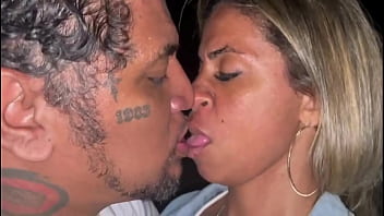 Esposa faz fã goza 3 vezes esfregando gostoso sem camisinha sexo oral na frente de todos em público