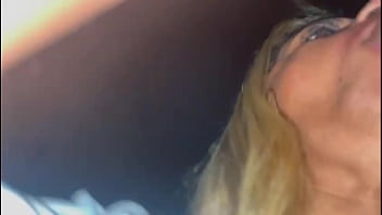 Esposa faz fã goza 3 vezes esfregando gostoso sem camisinha sexo oral na frente de todos em público