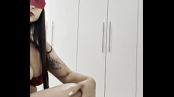 Burguesa com o corpo molhadinho