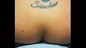 Matando su gusano con mi gran culo