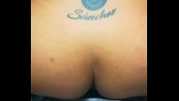 Matando su gusano con mi gran culo