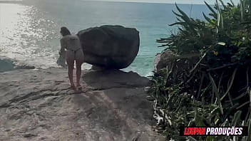 O calor do sol não se compara ao fogo que emme white libera gostoso a buceta na praia emme white lp productions