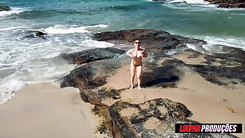 O calor do sol não se compara ao fogo que emme white libera gostoso a buceta na praia emme white lp productions
