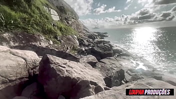 O calor do sol não se compara ao fogo que emme white libera gostoso a buceta na praia emme white lp productions