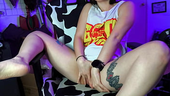 Chica con coño apretado se mete un dildo durante un camshow