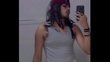 Indo pros perigos noturnos com uma versão calorenta do capitão ️