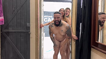 Amigos da escola começaram a foder um ao outro sem camisinha até gozar um dentro do outro