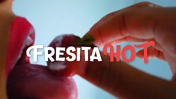 Mangio fragole come un grosso gustoso cazzo e mi sbavo addosso mi fa impazzire Mangio fragole come un grosso gustoso cazzo e mi sbavo addosso mi fa impazzire