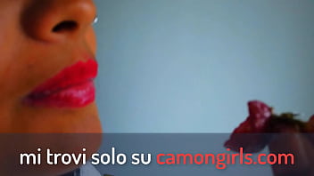 Mangio fragole come un grosso gustoso cazzo e mi sbavo addosso mi fa impazzire