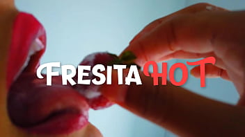 Mangio fragole come un grosso gustoso cazzo e mi sbavo addosso mi fa impazzire