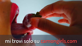 Mangio fragole come un grosso gustoso cazzo e mi sbavo addosso mi fa impazzire