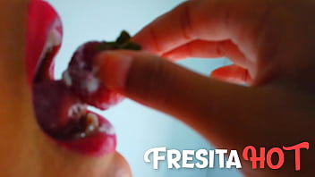 Mangio fragole come un grosso gustoso cazzo e mi sbavo addosso mi fa impazzire Mangio fragole come un grosso gustoso cazzo e mi sbavo addosso mi fa impazzire