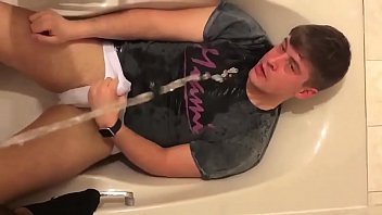 Negão Mija No Namorado Dotado Novinho Depois Também é Mijado Piss thumbnail