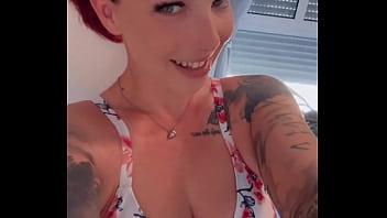 Mittagspause ich lieg nackt und warte auf deine nachricht wie wär’s mit einem kleinen schmutzigen highlight fü