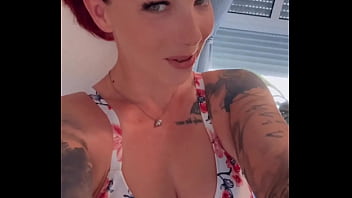 Mittagspause ich lieg nackt und warte auf deine nachricht wie wär’s mit einem kleinen schmutzigen highlight fü