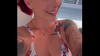 Mittagspause ich lieg nackt und warte auf deine nachricht wie wär’s mit einem kleinen schmutzigen highlight fü