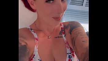 Mittagspause ich lieg nackt und warte auf deine nachricht wie wär’s mit einem kleinen schmutzigen highlight fü