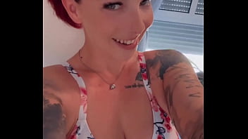 Mittagspause ich lieg nackt und warte auf deine nachricht wie wär’s mit einem kleinen schmutzigen highlight fü