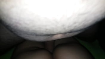 Novinha gemendo no motel com comedor