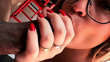 Loira gulosa engole toda a piroka grande do loupan e depois senta nele com força e fica com sua bucetinha toda lambuzada de tanto gozar