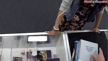 Pawnshop spex babe selling books before pov blowjob