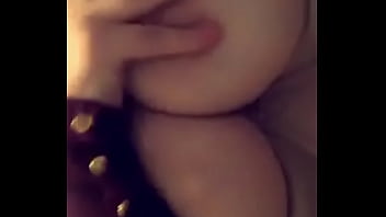 Le gusta sobarse sus pechos