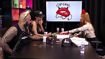 Duas gostosas testam o produto em seus peitos ruiva braba sheer red