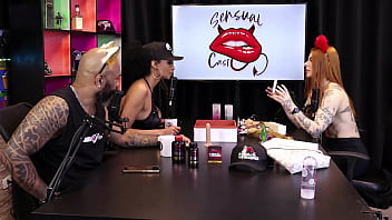 Duas gostosas testam o produto em seus peitos ruiva braba sheer red