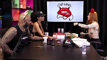 Duas gostosas testam o produto em seus peitos ruiva braba sheer red