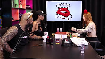 Duas gostosas testam o produto em seus peitos ruiva braba sheer red