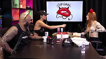 Duas gostosas testam o produto em seus peitos ruiva braba sheer red