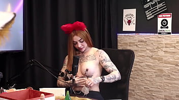 Duas gostosas testam o produto em seus peitos ruiva braba sheer red Duas gostosas testam o produto em seus peitos ruiva braba sheer red