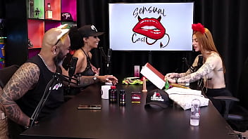 Duas gostosas testam o produto em seus peitos ruiva braba sheer red