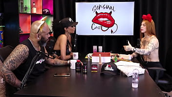 Duas gostosas testam o produto em seus peitos ruiva braba sheer red