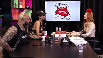 Duas gostosas testam o produto em seus peitos ruiva braba sheer red