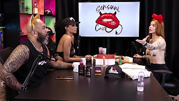 Duas gostosas testam o produto em seus peitos ruiva braba sheer red