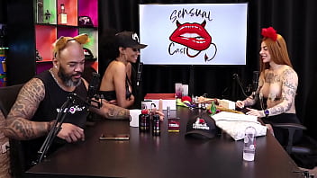 Duas gostosas testam o produto em seus peitos ruiva braba sheer red