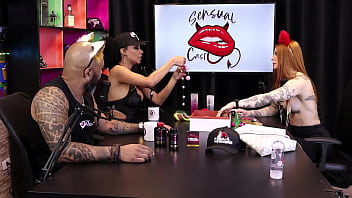 Duas gostosas testam o produto em seus peitos ruiva braba sheer red