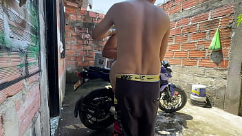 Mi vecino me ayuda a lavar la moto y despues me folla