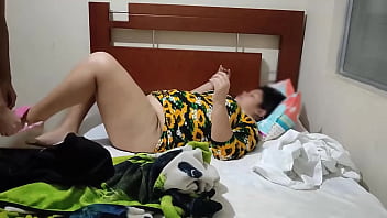 Mi madrastra entra a mi cuarto y terminamos follando mientras mi padrastro no esta en la casa